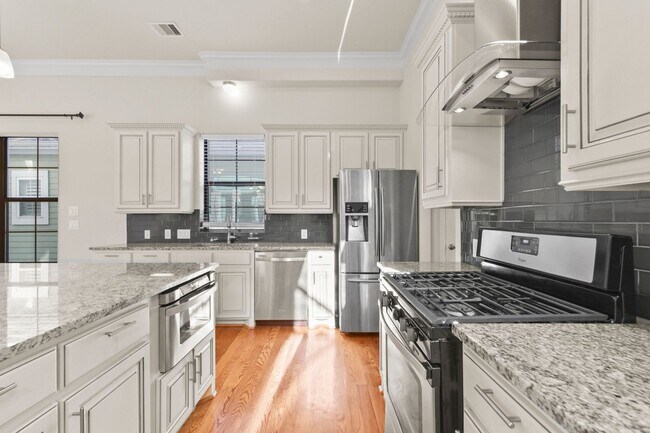 Building Photo - Elegant 3-Bedroom Home in Gated Inner Loop...
