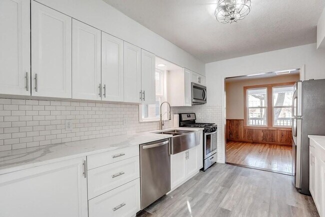 Building Photo - 6 bedroom 2 bathroom available 06/01/2026