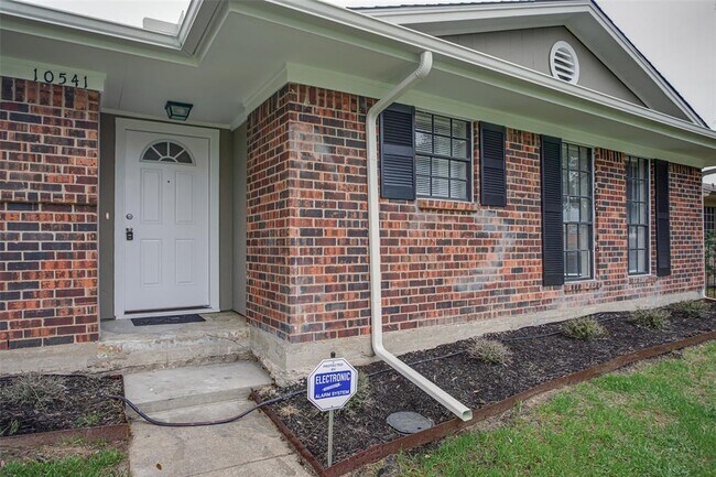 Building Photo - 10541 Cradlerock Dr