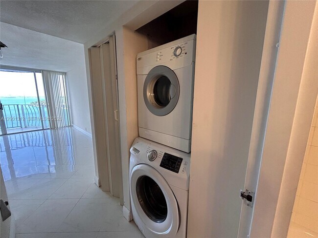 Building Photo - 7601 E Treasure Dr