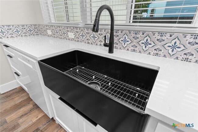 Building Photo - 2204 Magnolia Dr