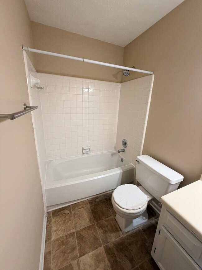 Building Photo - Charming Townhouse in East Cobb!
