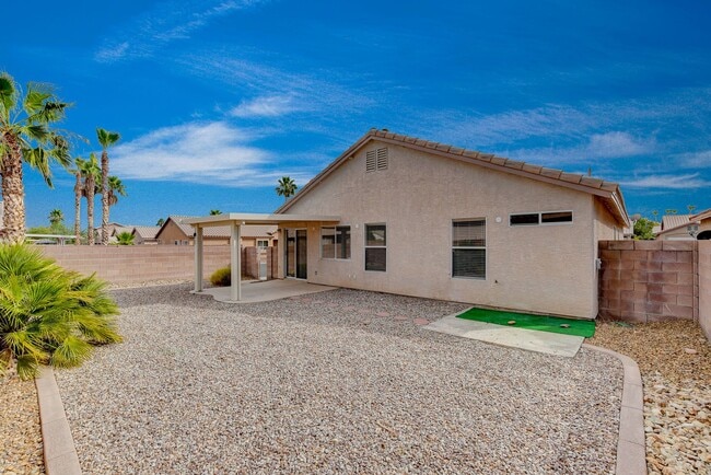 Building Photo - Adorable single story in a gated community!