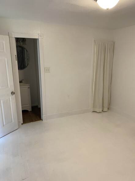 empty bedroom - 3229 Odessa Ave