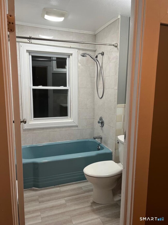 Building Photo - 10 Bank St