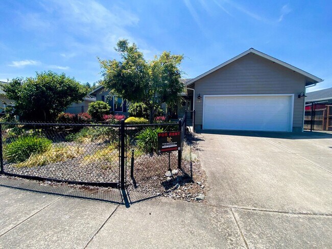 Building Photo - Great 3 Bedroom 2 Bath House!
