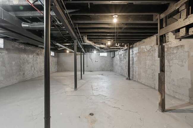 Building Photo - 12666 Cloverlawn Ave