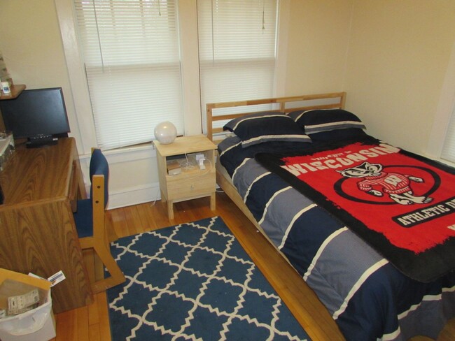 Building Photo - Spacious 4-Bedroom House on Drake Street w...