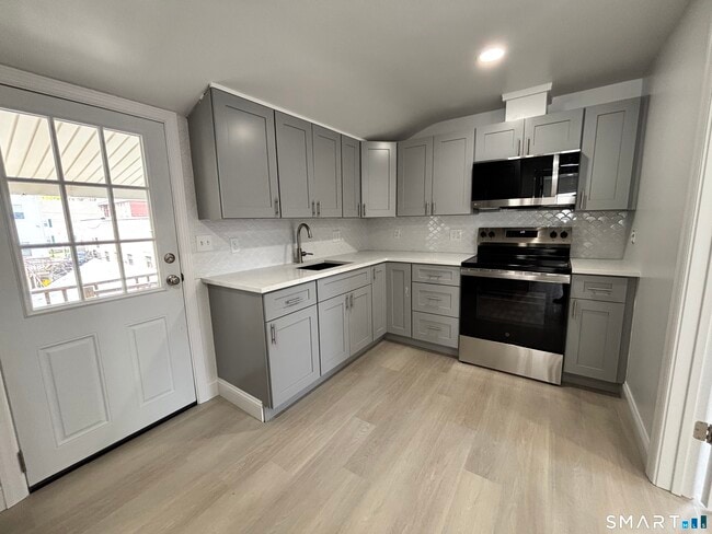 Building Photo - 23 Roosevelt Ave