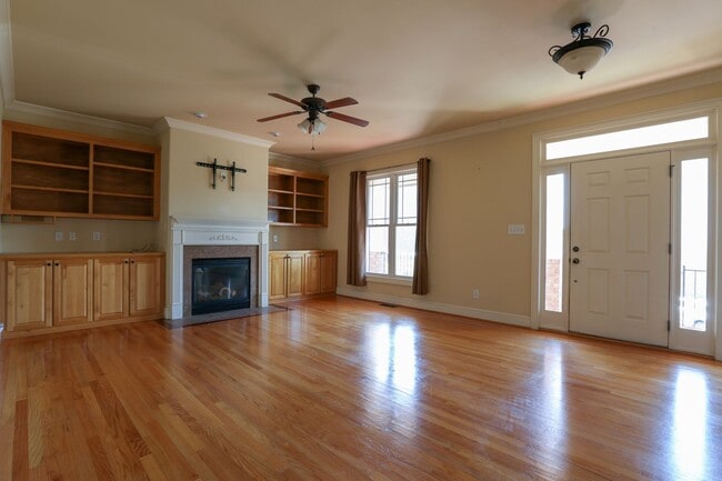 Building Photo - Gorgeous Three Bedroom Home!
