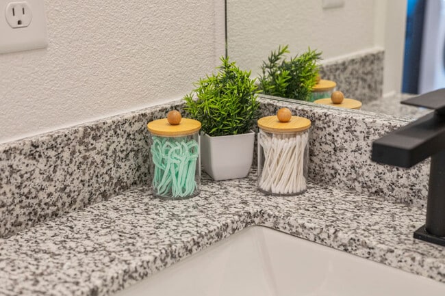 Building Photo - 596 W 9th St