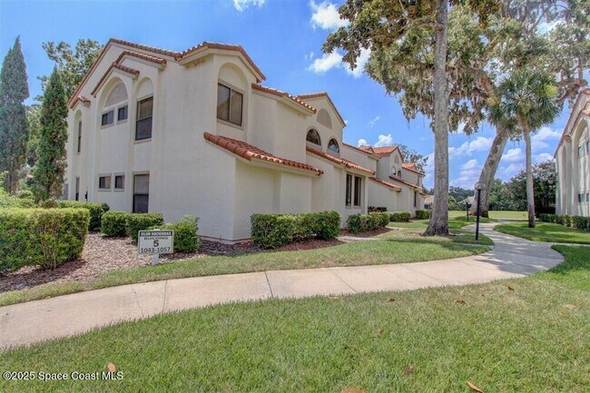 Building Photo - 1051 Country Club Dr