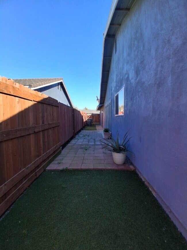 Building Photo - Thistlewood3505/3507