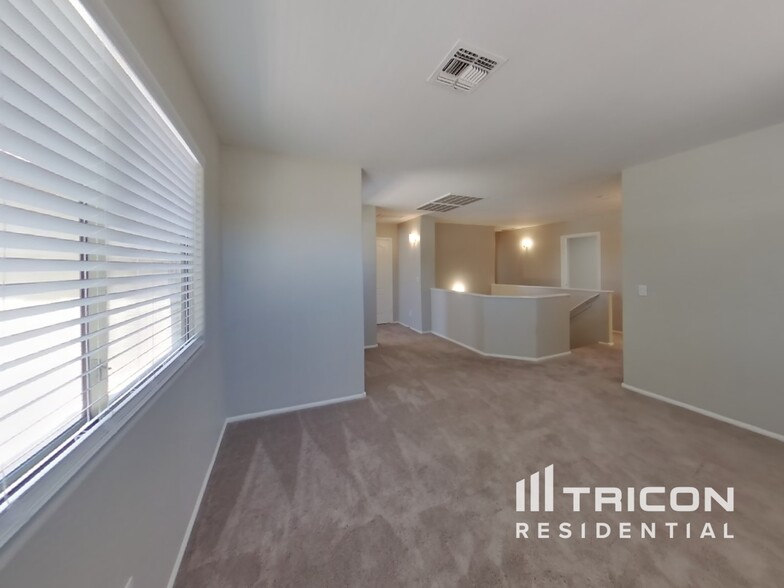Building Photo - 655 E Lovegrass Dr