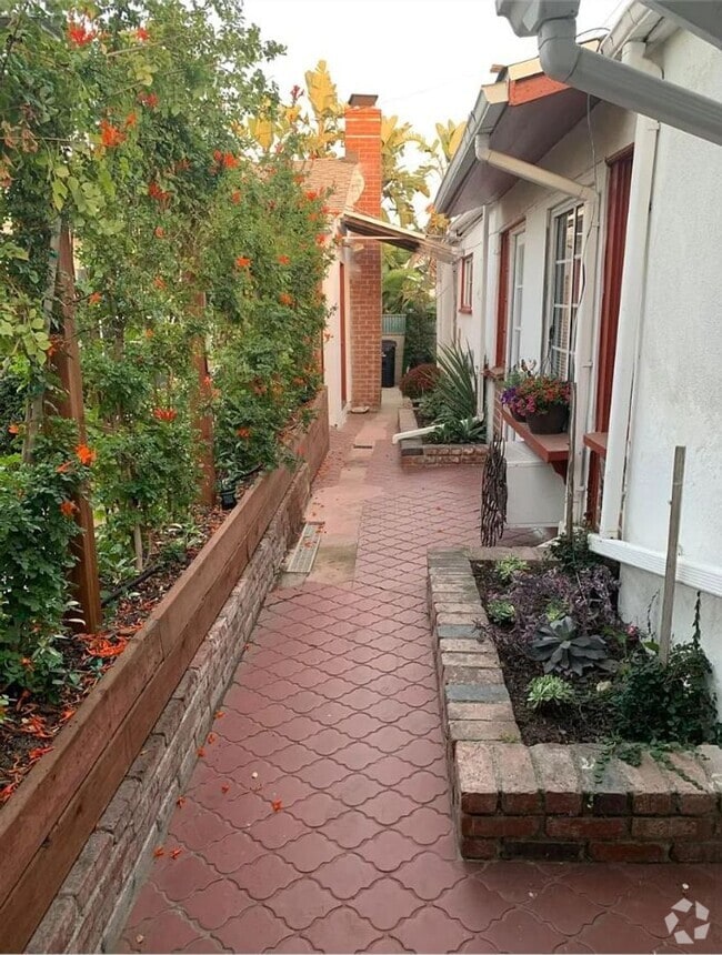 Building Photo - Wonderful Rear 1 Bedroom Home with Private...