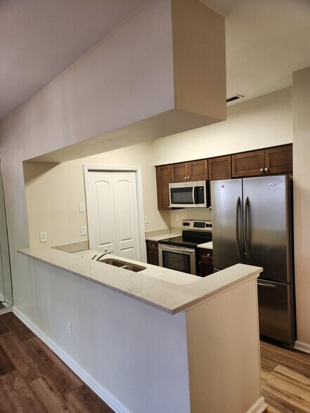 Building Photo - 1002 Primrose Ln