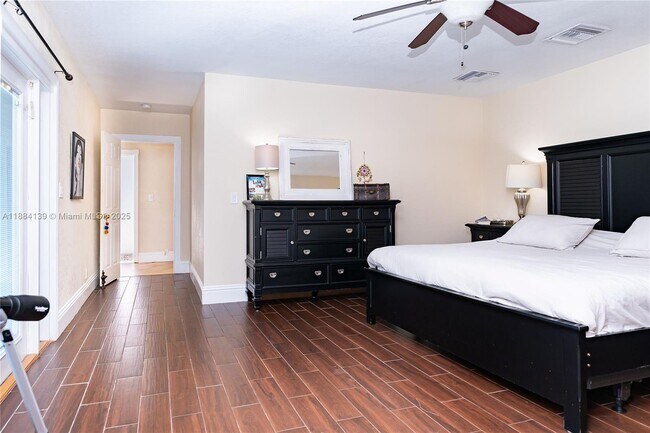 Building Photo - 1529 Bayview Dr