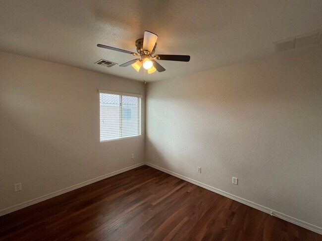 Building Photo - 4 Bedroom Home with Loft in Stonefield Com...