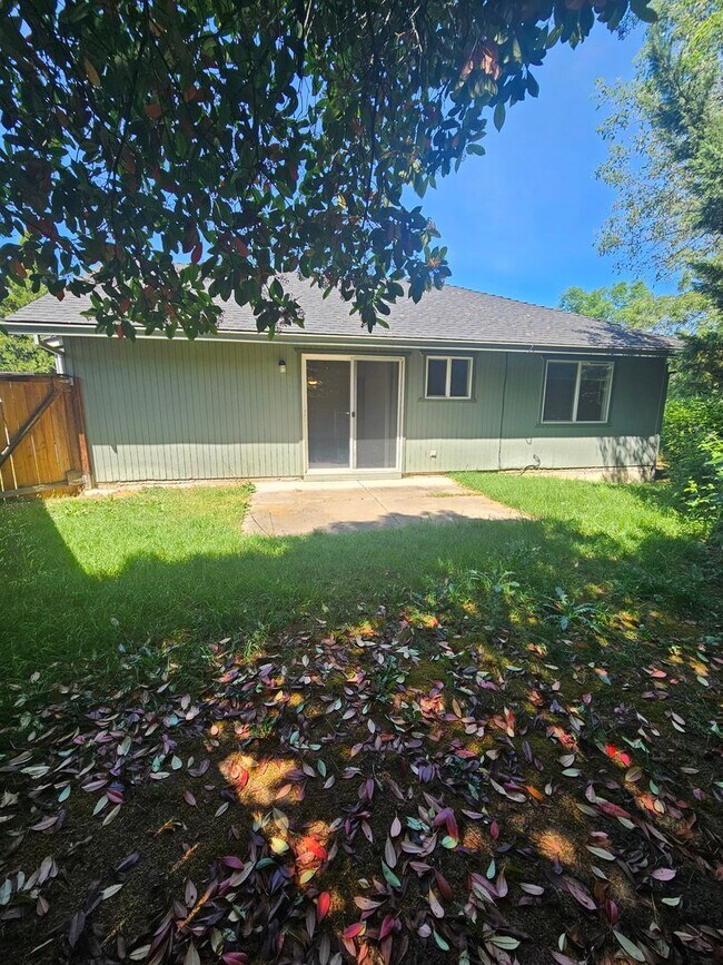 Building Photo - 3 Bedroom Home Near Schools!