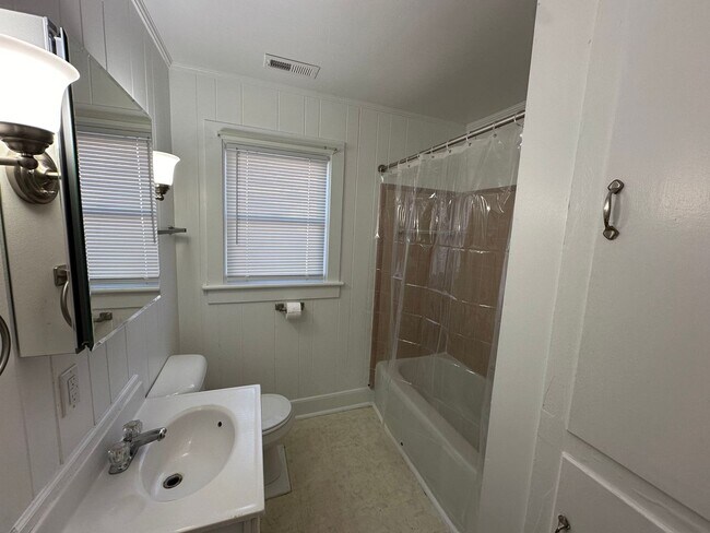 Building Photo - Charming 2BR/1BA Home in a Convenient Location