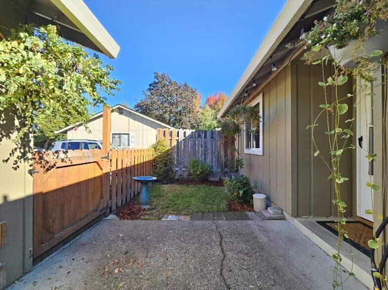Primary Photo - 2931 SE Bluebird Dr