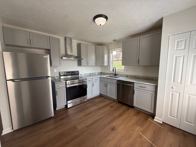 Building Photo - 449 Woodview Dr