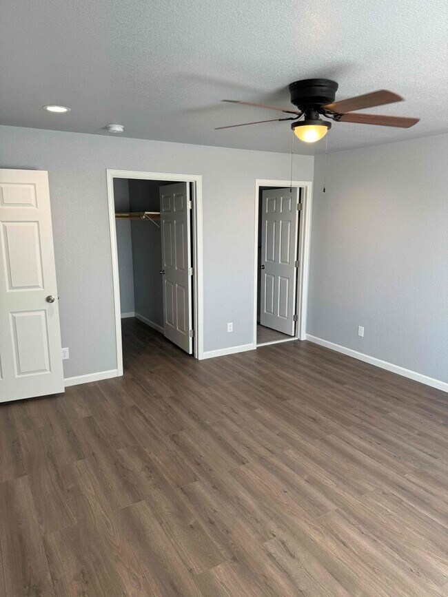 Building Photo - 324-326 W Coral Dr