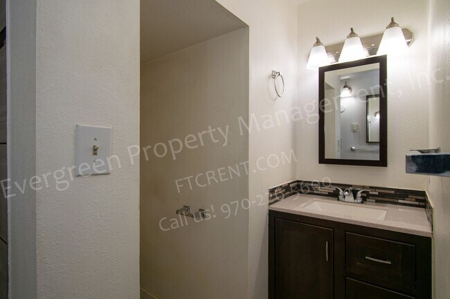 Building Photo - Updated Garden Level Apartment in Central ...