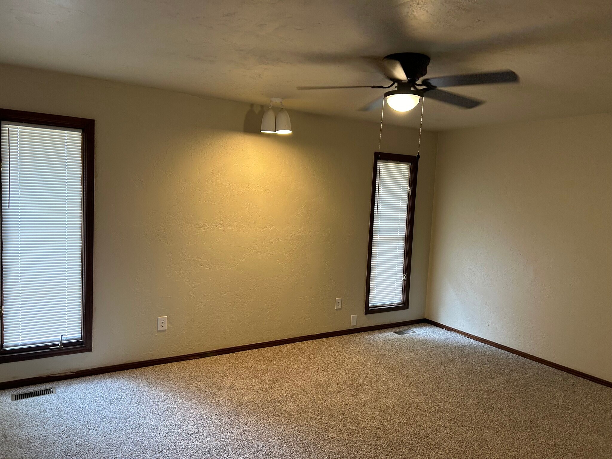 Building Photo - 607 N Robin Way