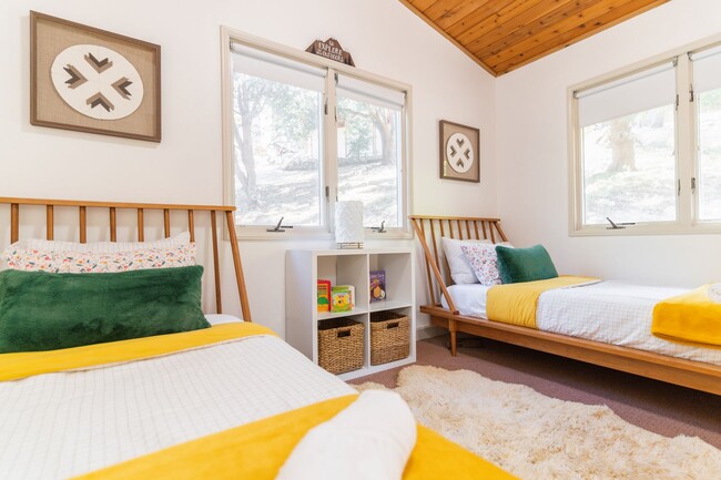 Building Photo - Stunning Lodge Near Beautiful Lake Gregory