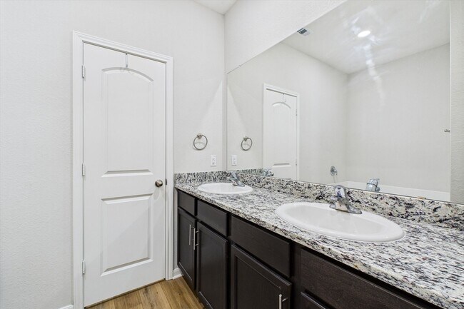 Building Photo - Stunning 4 bedrooms 2 baths single-story h...