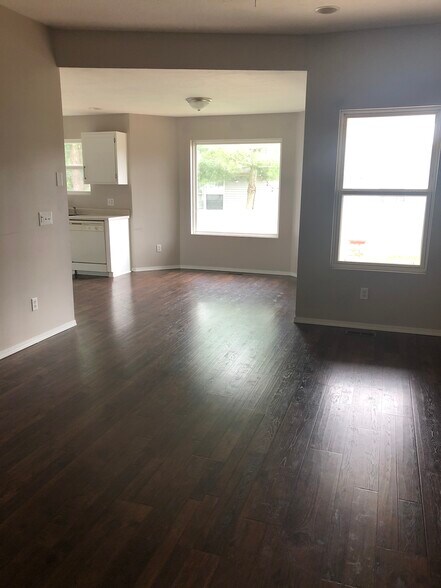 Building Photo - 850 W Hickory Nut Ct