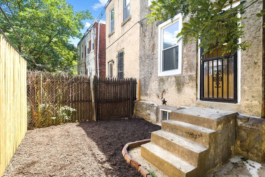 Building Photo - 1329 S Lindenwood St