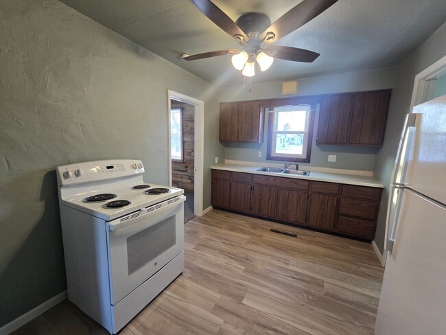 Building Photo - VIDEOTOUR: 3-Bedroom Country home with Garage and more! PETS WELCOME