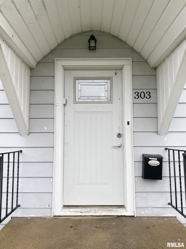 Building Photo - 303 Central St