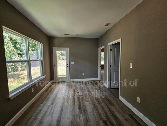 Building Photo - 305 Appian Dr