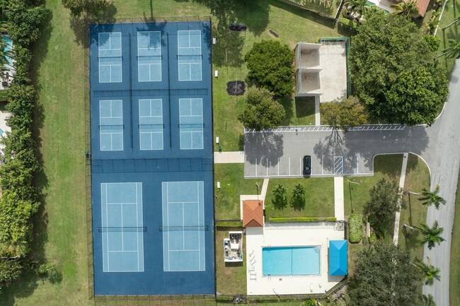 Building Photo - 9775 Sun Pointe Dr