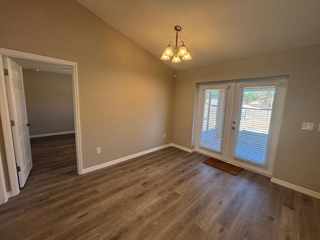 Building Photo - Great 3/2 in ideal location