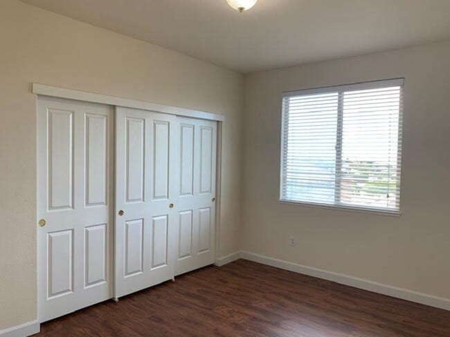 Building Photo - Five Bedroom Home In gated Serrano