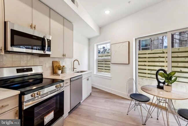 Building Photo - 367 W Hortter St