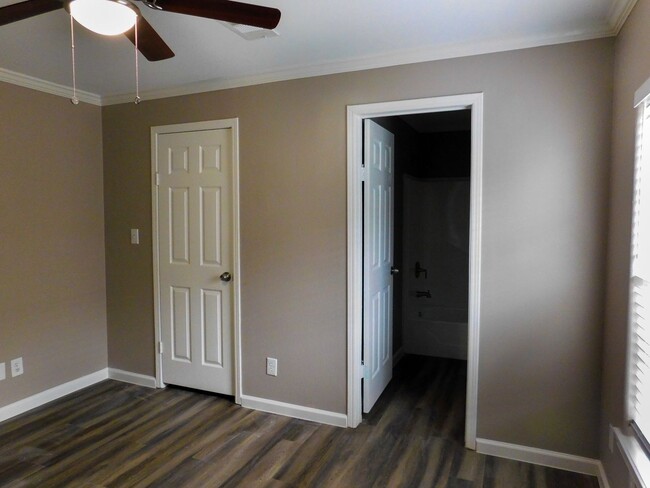 Building Photo - Room For Rent