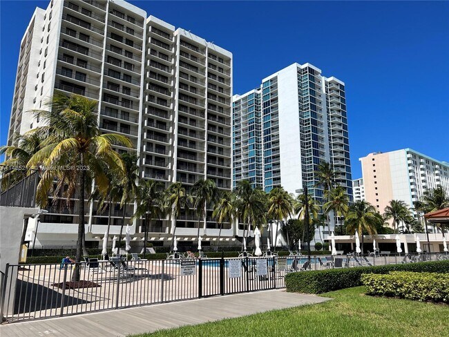 Building Photo - 2625 Collins Ave