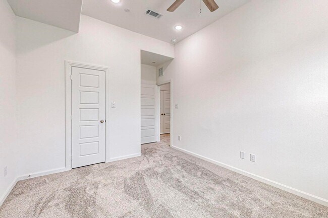 Building Photo - 4 Bed 3 Bath Luxurious Townhome in Frisco!