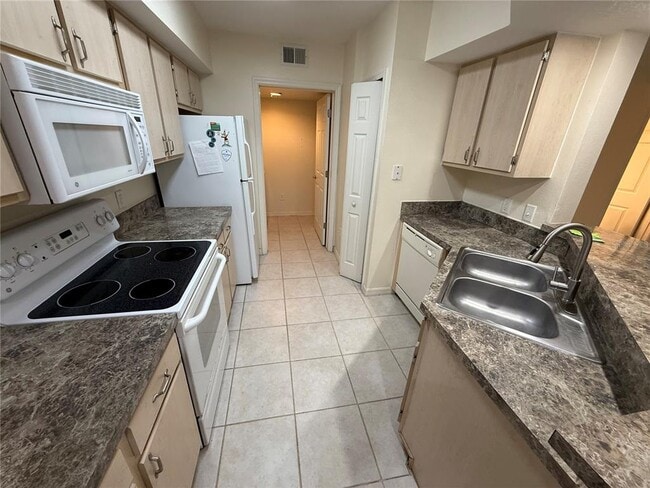 Building Photo - 814 Crest Pines Dr