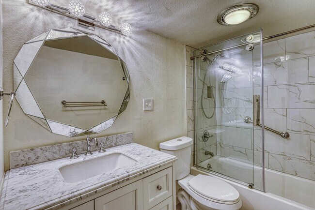 Building Photo - Luxurious 2 Bed, 2 Bath Condo with Stunning Views in Governor's Park!