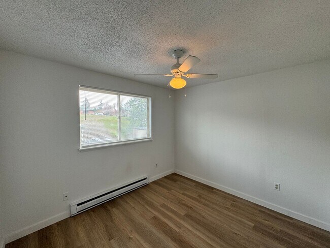Building Photo - Stunning 2 Bed, 1 Bath w/ Laundry & AC in ...