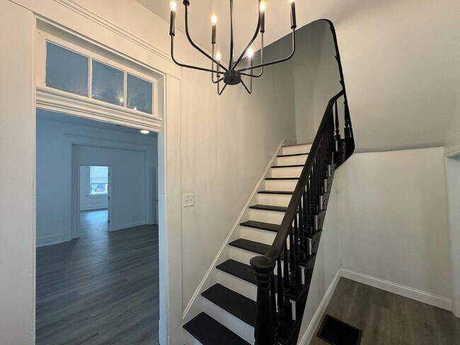 Building Photo - 7 Bed/3 Bath Mins. from UC Campus $750/pp ...