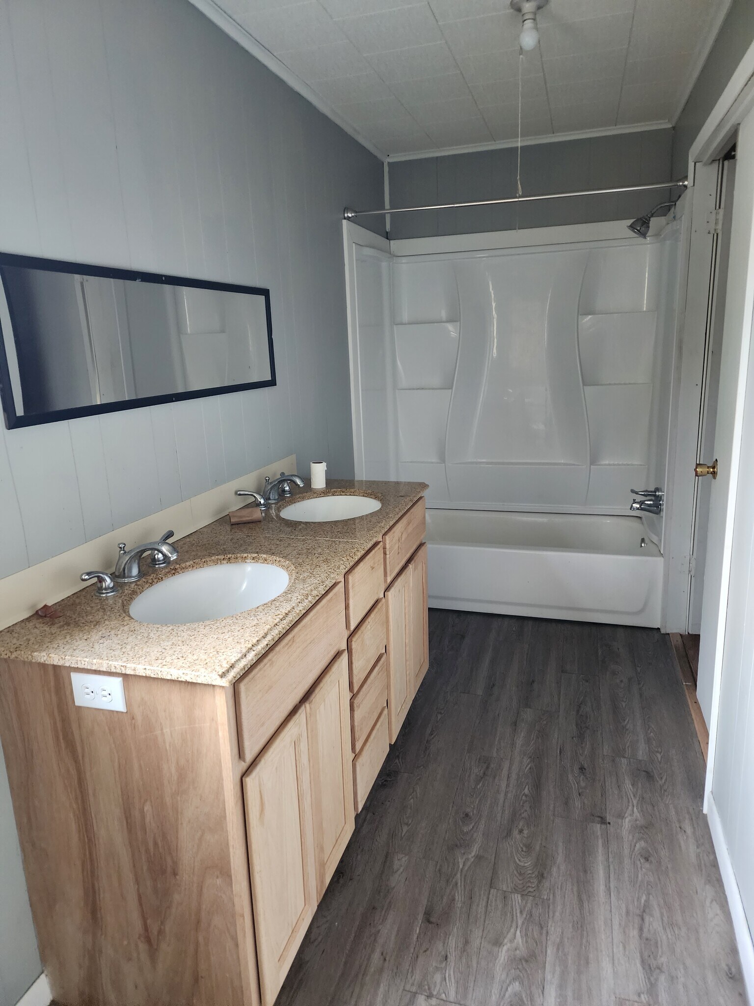 Master bath - 1108 S Crocker St