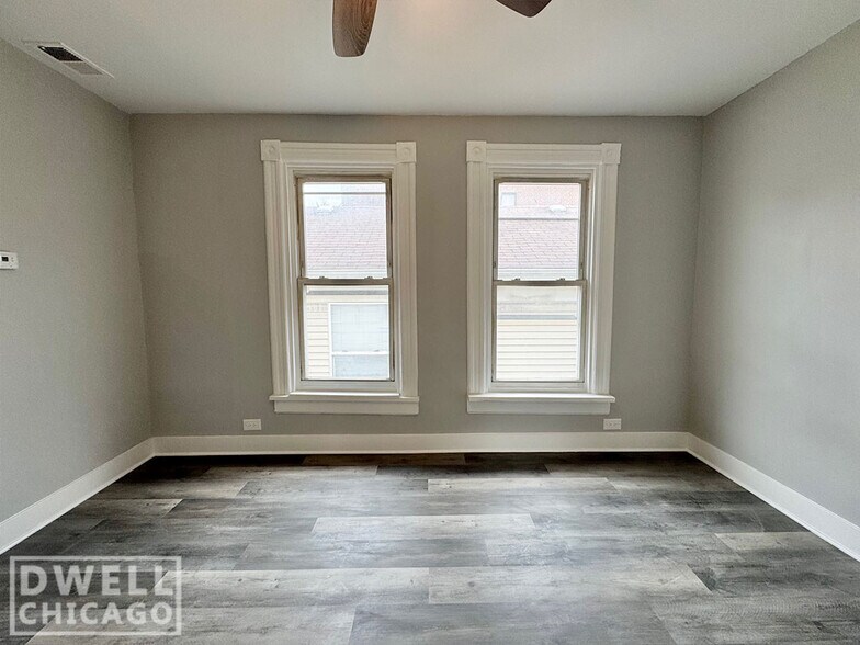 Building Photo - 1546 W Walton St