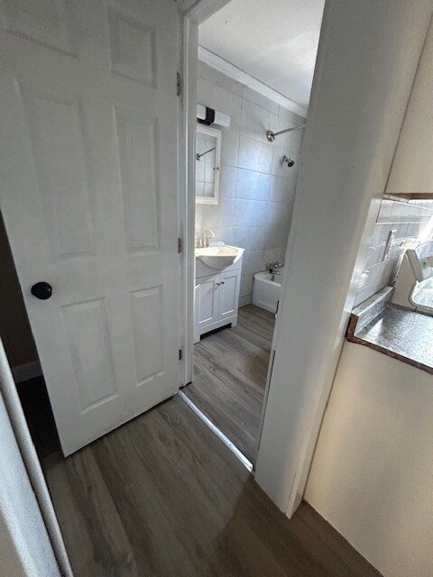 Building Photo - 1-Bedroom + Bonus & Sitting RM(UTILTIES IN...